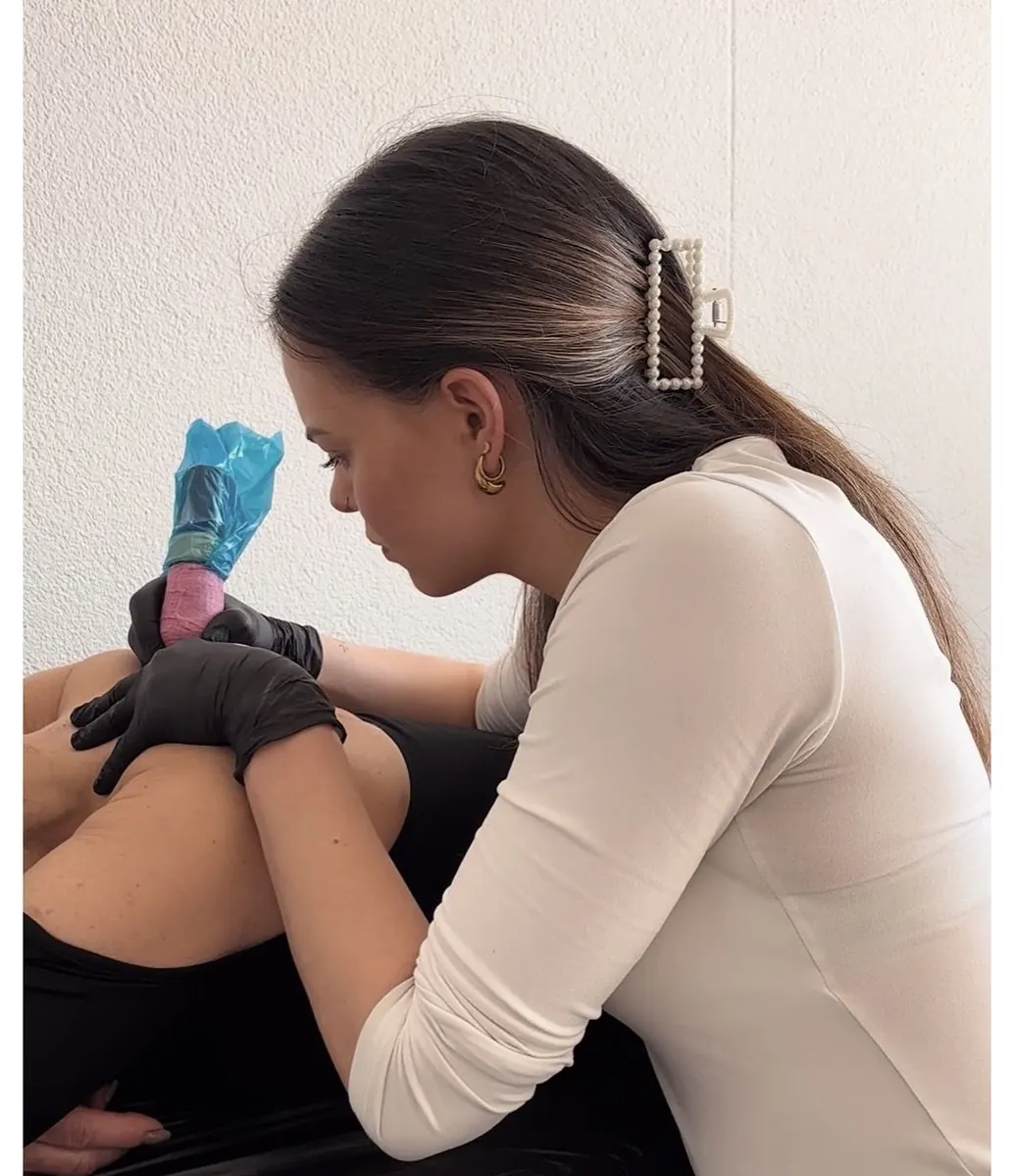 Gina Lerch beim Tätowieren – Gi Tattoo Luzern